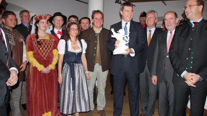 Heimatminister Markus Söder verleiht den Heimatpreis, einen   eigens angefertigten Bayerischen Löwen aus Porzellan und Staatssekretär Albert Füracker ist dabei.
