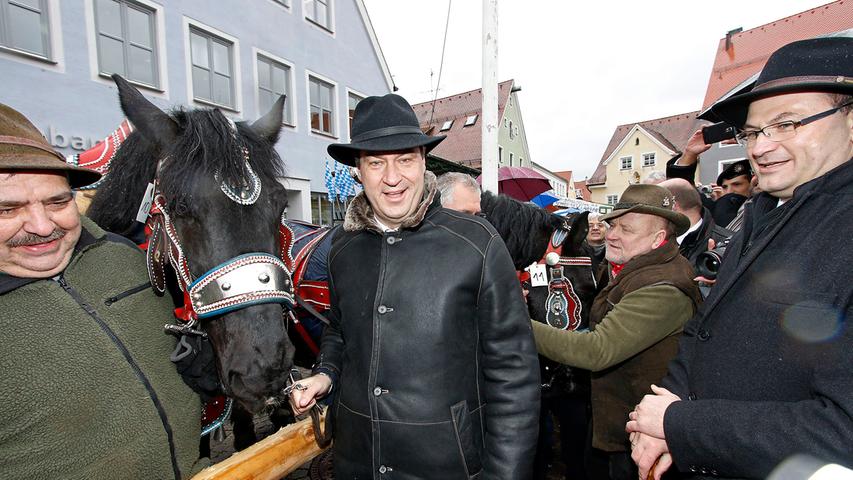 Große Tiere in Berching: Markus Söder hält den Rappen, Albert Füracker den Regenschirm.