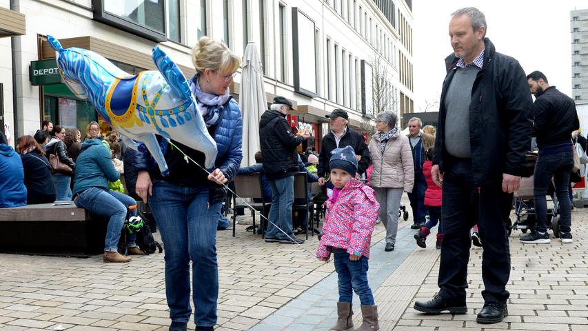 Stelzen, Luftballons und Sonnenschein: Der Frühlingsmarkt in Fürth