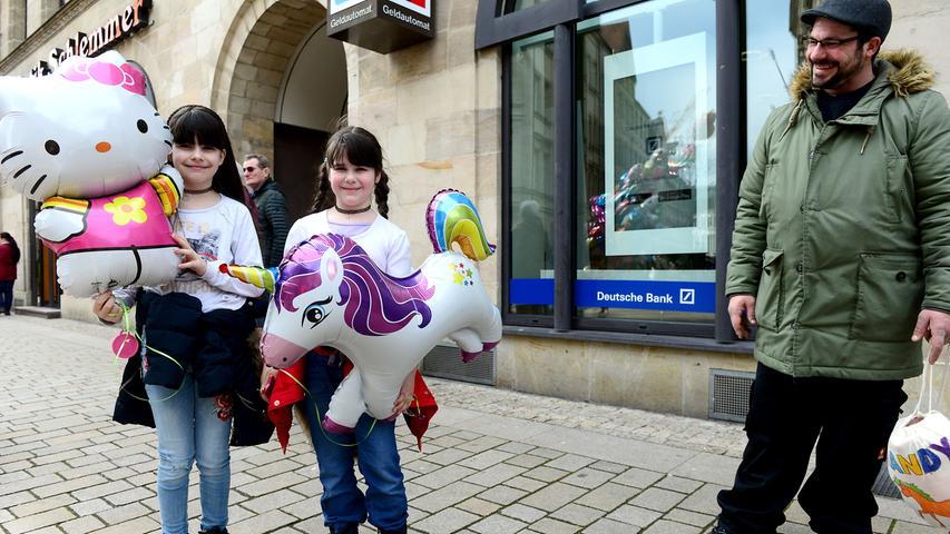 Stelzen, Luftballons und Sonnenschein: Der Frühlingsmarkt in Fürth