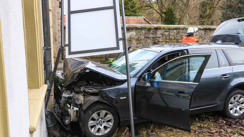 Auto prallt gegen Hauswand: Vier Personen verletzt