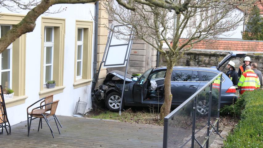 Auto prallt gegen Hauswand: Vier Personen verletzt
