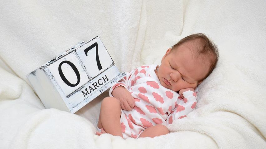 Romy erblickte - auf dem Foto nicht zu übersehen - am 7. März das Licht der Welt. Dabei brachte nach ihrer Geburt im Klinikum Hallerwiese die Kleine 3330 Gramm auf die Waage. 50 Zentimeter maß sie an ihrem ersten Tag auf der Welt.