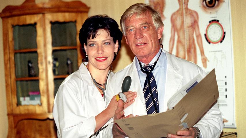 Die deutsche Schauspielerin Janina Hartwig und ihr Kollege Siegfried Rauch während Dreharbeiten zu der ARD-Serie "Bei aller Liebe".