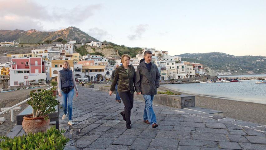 Osterferien auf Ischia: Jedes Jahr verbringt Angela Merkel mit ihrem Ehemann Joachim Sauer ihren Frühlingsurlaub auf der italienischen Insel. Normalerweise checken sie im Hotel "Miramare" in Sant’ Angelo ein.