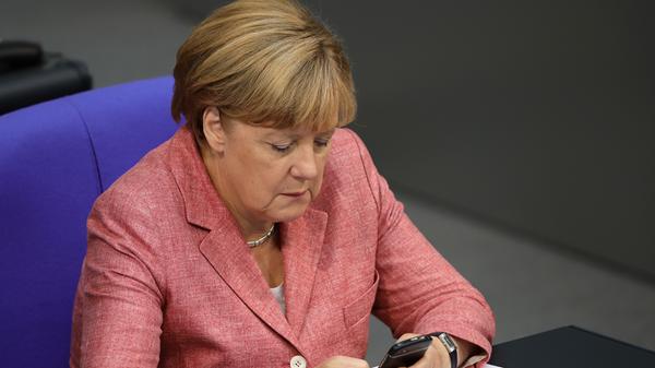 Gesenkter Kopf, starrer Blick, nur die Daumen bewegen sich flink über den kleinen Bildschirm ihres Handys. So sah man Angela Merkel oft im Bundestag. Schon vor Jahren erklärte sie in einem Interview, dass die SMS eine "sehr interessante Form der Kommunikation" sei und dass "Smileys" hilfreich seien, um die Botschaft zu unterstreichen.