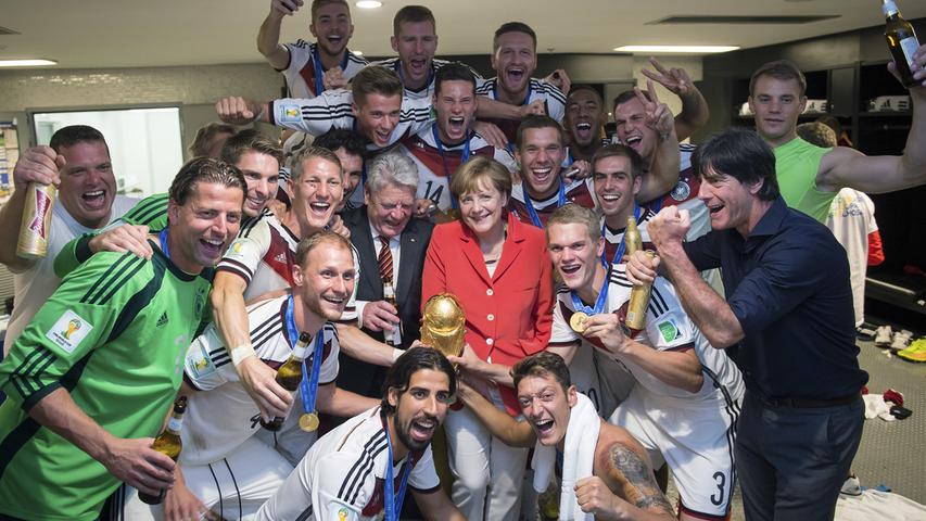 Ein Feierbiest wie Ex-Bayern-Coach Louis van Gaal ist Angela Merkel zwar nicht, nach dem WM-Finale 2014 feierte sie aber mit den Spielern in der Kabine den Titel.