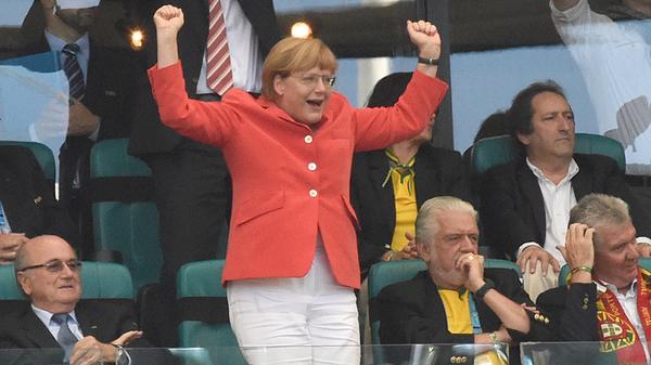 Angela Merkel ging in ihrer Amtszeit nur in seltenen Momenten aus sich heraus. Spielt aber die deutsche Fußballnationalmannschaft, dann ließ sie ihren Emotionen freien Lauf.