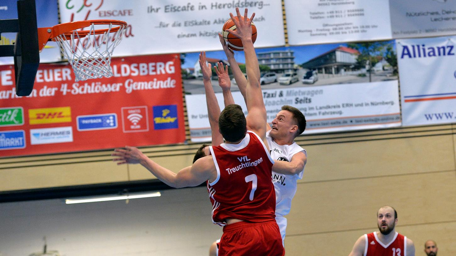 Deutlicher Sieg im letzten Heimspiel: Heroldsberg (weiße Trikots) gewinnt gegen die Reserve des VfL Treuchtlingen.