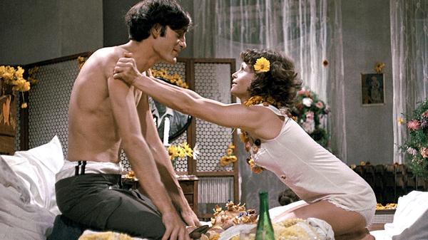 Einer der erfolgsreichsten Spielfilme der DDR ist der Lieblingsfilm von Angela Merkel: "Die Legende von Paul und Paula". Es ist ein Klassiker deutscher Filmkunst und wurde vom Verbund deutscher Kinematheken zu den wichtigsten hundert deutschen Filmen gewählt.