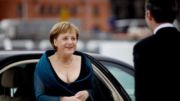 Normalerweise ist Angela Merkel nicht für ihre extravaganten Outfits bekannt. Schlichte Hosenanzüge in verschiedenen Farben zählen zur Grundausstattung ihres Kleiderschrankes. Im Sommer 2008 setzte sie bei der Eröffnung der Osloer Oper mit ihrer tiefausgeschnittenen Abendrobe ein modisches Ausrufezeichen. Die Aufregung in der Medienlandschaft war dementsprechend groß. "Wie viel Dekolleté darf eine Kanzlerin zeigen?", fragte 'Die Welt'. "Mehr Frau war Merkel noch nie", attestierte der Kölner 'Express'.