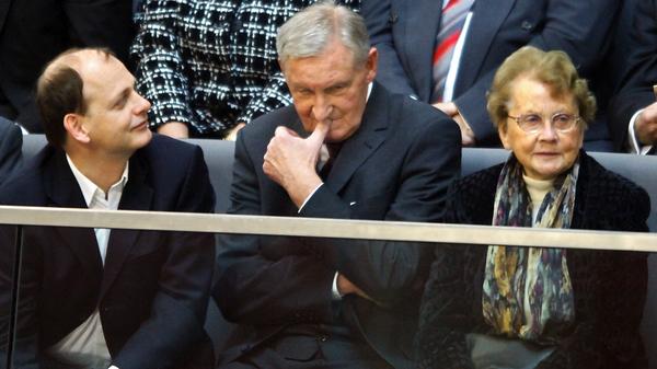 "Angela Dorothea Kasner, 62 Jahre alt", mit dieser Vorstellung sorgte Merkel im NSA-Untersuchungsausschuss im Februar 2017 für Aufregung. Sie erklärte den Fauxpas damit, dass sie ihren zweiten Vornamen Dorothea immer noch mit ihrem Mädchennamen verbindet. Den Namen Merkel nahm sie 1977 an, als sie ihren ersten Ehemann Ulrich Merkel heiratete. Über Angela Merkels Familie ist ansonsten relativ wenig bekannt. Ihr Vater Horst Kasner (Mitte) ist 2011 verstorben, ihre Mutter Herlind (rechts) verstarb am 6. April 2019. Außerdem hat sie zwei Geschwister. Schwester Irene ist zehn Jahre jünger und arbeitet als Ergotherapeutin. Bruder Marcus ist Physiker und zwei Jahre jünger. Eigene Kinder hat Angela Merkel nicht, ihr Ehemann Joachim Sauer, ein Quantenchemiker, hat aber zwei Söhne aus erster Ehe in die Partnerschaft eingebracht.