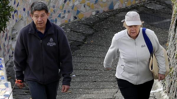 Ein gemütlicher Spaziergang im Urlaub war für Angela Merkel in den letzten Jahren nicht möglich. Selbst im beschaulichen Sant'Angelo warteten an jeder Ecke Fotografen, die auf Freizeitfotos der damaligen Kanzlerin aus waren.