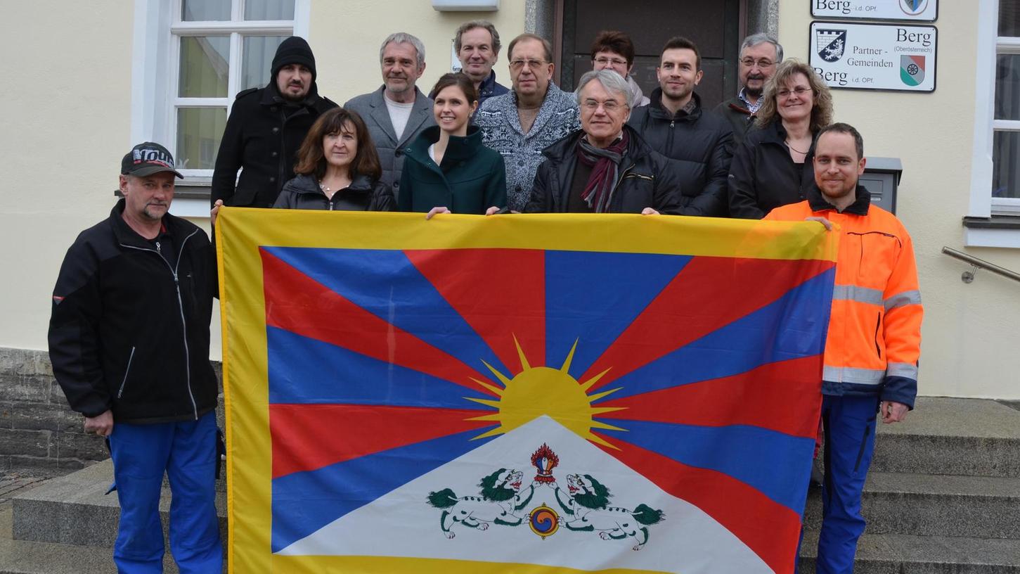 Berg hisste Flagge Tibets zur Erinnerung an die Besetzung