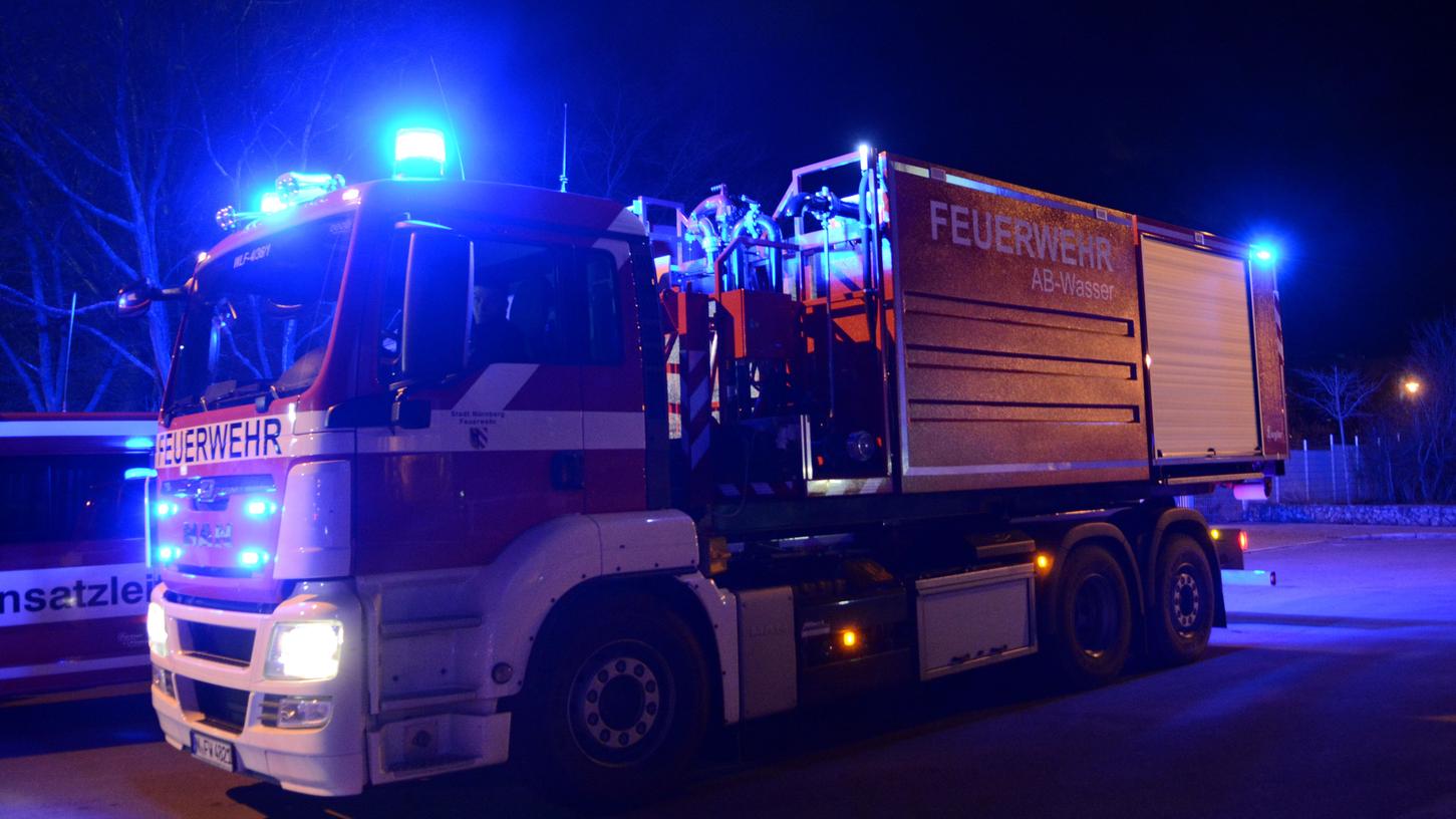 Mitten in der Nacht zum Mittwoch stand ein Haus in Barthelmesaurach in Vollbrand. Die Feuerwehr war mit etlichen Kräften vor Ort.(Symbolbild)