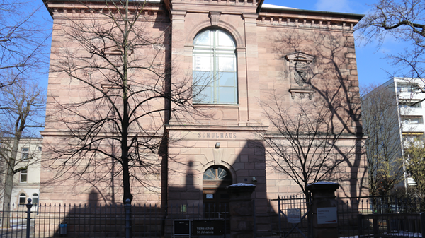 An der Grundschule St. Johannis lernen ca. 430 Kinder in 17 Klassen miteinander. Hier gibt es eine ehrenamtlich organisierte Hausaufgabenbetreuung. Die Mittagsbetreuung und der städtische Kinderhort Adam-Kraft-Straße sind direkt vor Ort. Zur Schul-Homepage.