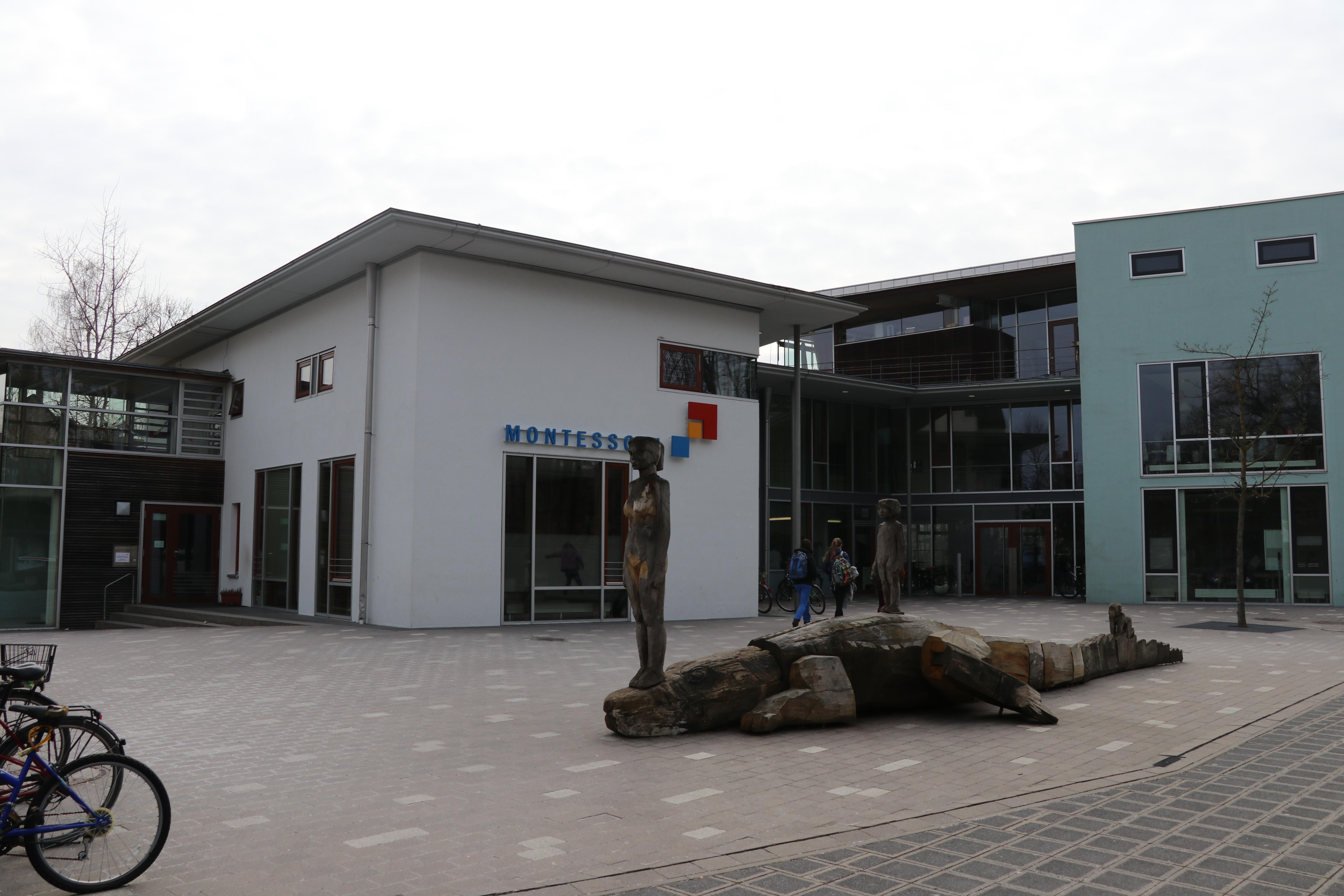 Hier beginnt der Unterricht erst um 8.30 Uhr und Freiarbeit ist wichtig für Schüler und Lehrer. Außerdem gibt es an der privaten Montessori-Schule keine regelmäßigen, gleichen und für alle verpflichtenden Hausaufgaben. Mehr über das Schulkonzept finden Sie hier.