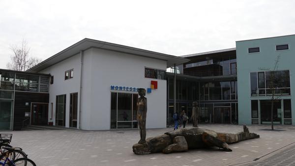 Hier beginnt der Unterricht erst um 8.30 Uhr und Freiarbeit ist wichtig für Schüler und Lehrer. Außerdem gibt es an der privaten Montessori-Schule keine regelmäßigen, gleichen und für alle verpflichtenden Hausaufgaben. Mehr über das Schulkonzept finden Sie hier.