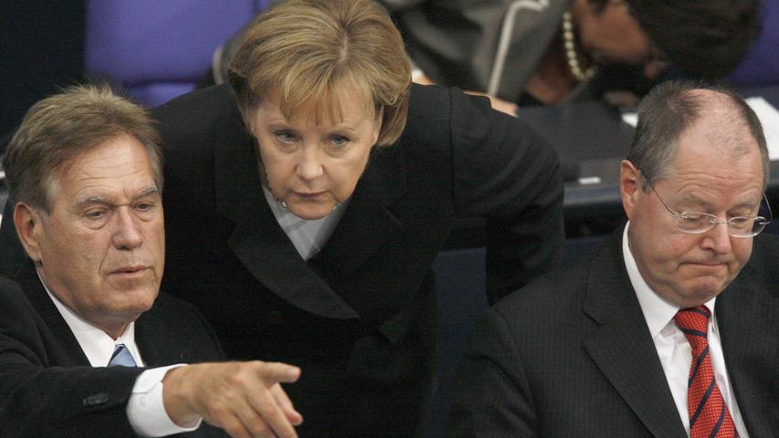 Michael Glos (l.) und Angela Merkel hatten ebenfalls im erstem Merkel-Kabinett von 2005 bis 2009 viel miteinander zu tun. Glos war seinerzeit Wirtschaftsminister, trat allerdings zurück. Als Gründe führte er den Neuanfang in der CSU und sein Alter an. Sein Abgang verlief allerdings durchaus turbulent. In einer Berliner Runde mit Parteifreunden beklagte er sich, dass die Kanzlerin ihn "bewusst missachtet" habe und als inkompetent habe erscheinen lassen. Doch auch die Medien waren damals der Meinung, die Finanzkrise habe den Wirtschaftsminister schlicht überfordert. Heute ist Glos Mitglied in verschiedenen Aufsichtsräten und Beiräten. 
 Er berät über die "W.E.C. GmbH" auch Unternehmen in politischen, strategischen und außenwirtschaftlichen Fragestellungen.