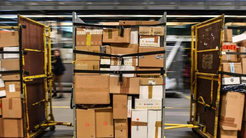 Päckchen auf Transportwagen in einem Paketzentrum: Viele Lieferdienste arbeiten mit Subunternehmen. Nur wenige setzen noch auf eigene, fest angestellte Mitarbeiter.