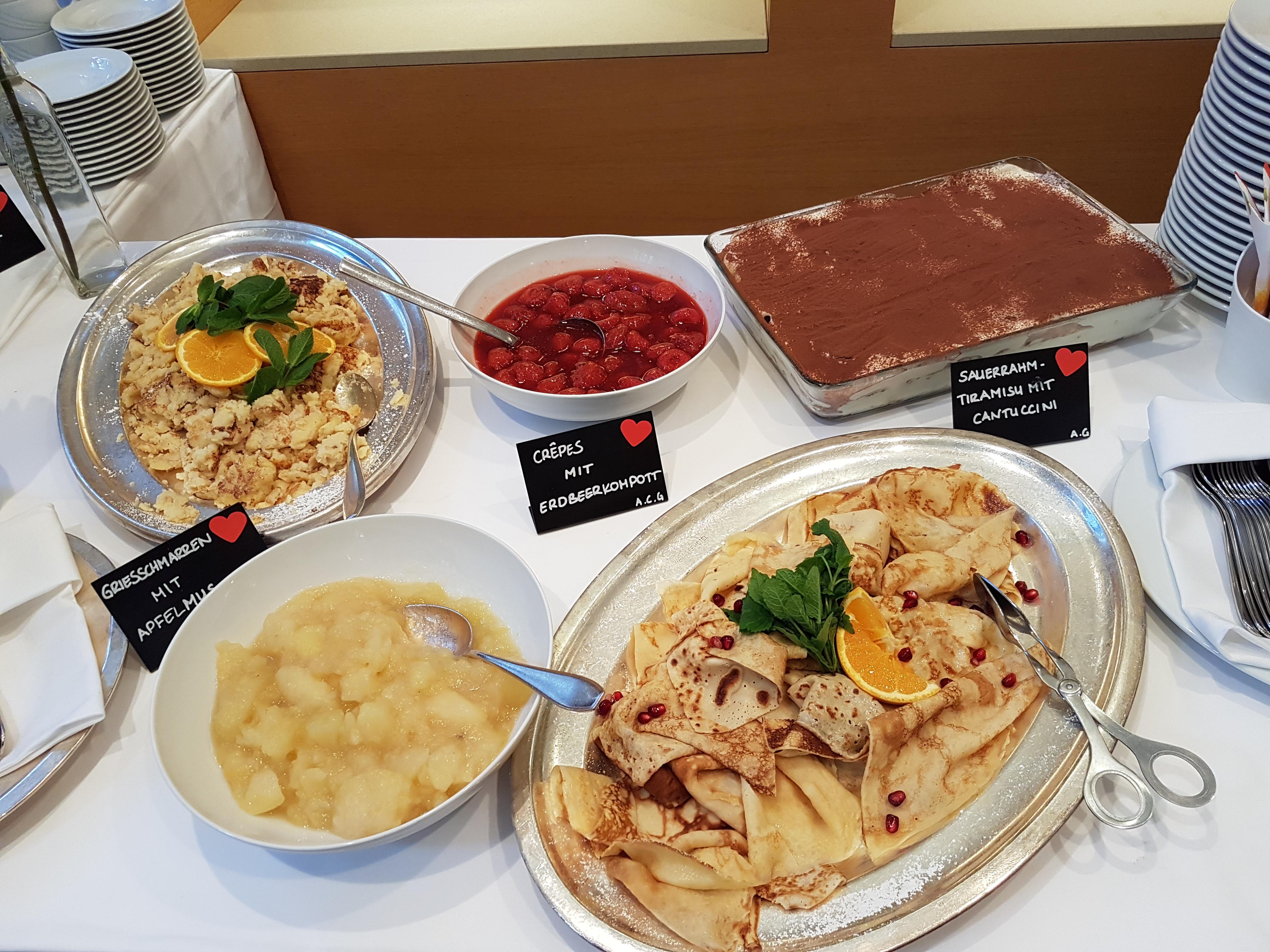 Zu besonderen Terminen (Ostern, Muttertag oder Weihnachten, 12 bis 15 Uhr) tischt das Hotel Victoria für 34 Euro pro Person Smoothies, Birchermüsli, Aufstriche, French Toast, Suppe, Vorspeisen, Hauptspeisen, Begrüßungs-Prosecco, Säfte und Kaffee auf. Begleitet wird der sogenannte Schlemmerbrunch von einem Pianisten. Bei schönem Wetter kann auch auf der Terrasse gefrühstückt werden, von wo aus sich das Treiben am Klarissenplatz mit Blick auf das Neue Museum ganz wunderbar beobachten lässt.