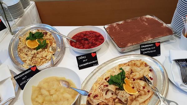 Zu besonderen Terminen (Ostern, Muttertag oder Weihnachten, 12 bis 15 Uhr) tischt das Hotel Victoria für 34 Euro pro Person Smoothies, Birchermüsli, Aufstriche, French Toast, Suppe, Vorspeisen, Hauptspeisen, Begrüßungs-Prosecco, Säfte und Kaffee auf. Begleitet wird der sogenannte Schlemmerbrunch von einem Pianisten. Bei schönem Wetter kann auch auf der Terrasse gefrühstückt werden, von wo aus sich das Treiben am Klarissenplatz mit Blick auf das Neue Museum ganz wunderbar beobachten lässt.
