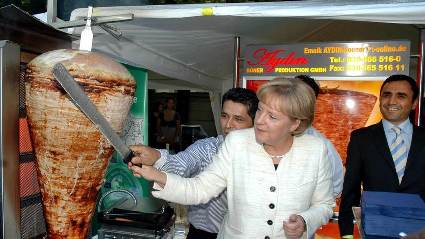 Helmut Kohl aß gerne Saumagen, Gerhard Schröder griff häufig zur Currywurst und Angela Merkel? Die ehemalige Bundeskanzlerin isst gerne Döner, am liebsten ohne Soße, mit Fleisch, Zwiebeln und Kraut, das verriet sie vor einiger Zeit der 'Berliner Zeitung'. Ansonsten kommt bei Merkel vorwiegend Hausmannskost auf den Teller - ihr Lieblingsessen: Grünkohl.