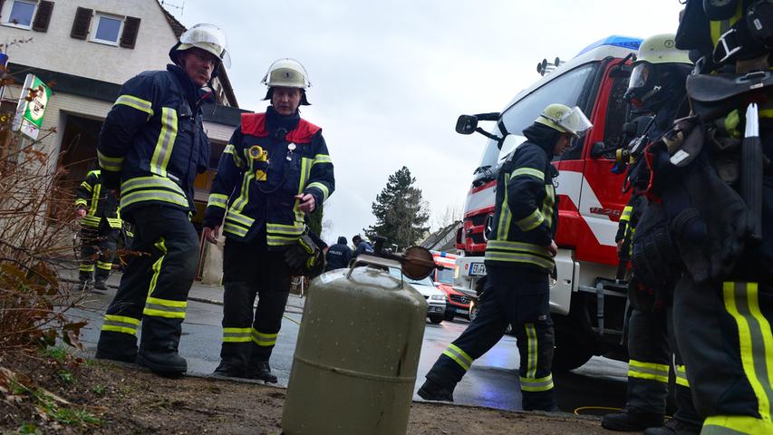In einem Restaurant an der Straße Am Röthelheim hat im März eine Gasflasche gebrannt. Feuerwehrleute trugen sie brennend ins Freie und warfen sie in das Wasser des Röthelheimgrabens. Eine Person wurde verletzt, einige Möbel wurden in Mitleidenschaft gezogen