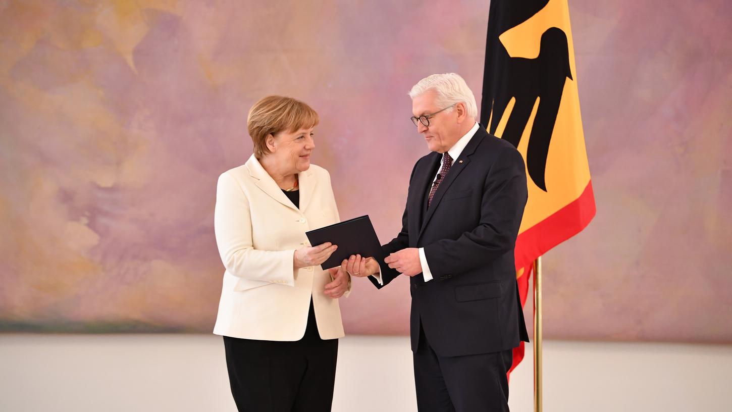 Nach ihrer Wahl zur Bundeskanzlerin nahm Angema Merkel im Schloss Bellevue die Ernennungsurkunde von Bundespräsident Steinmeier entgegen.