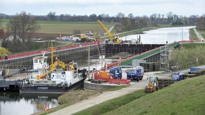 Kanalbrücke vom Wasser befreit Kanalbrücke vom Wasser befreit