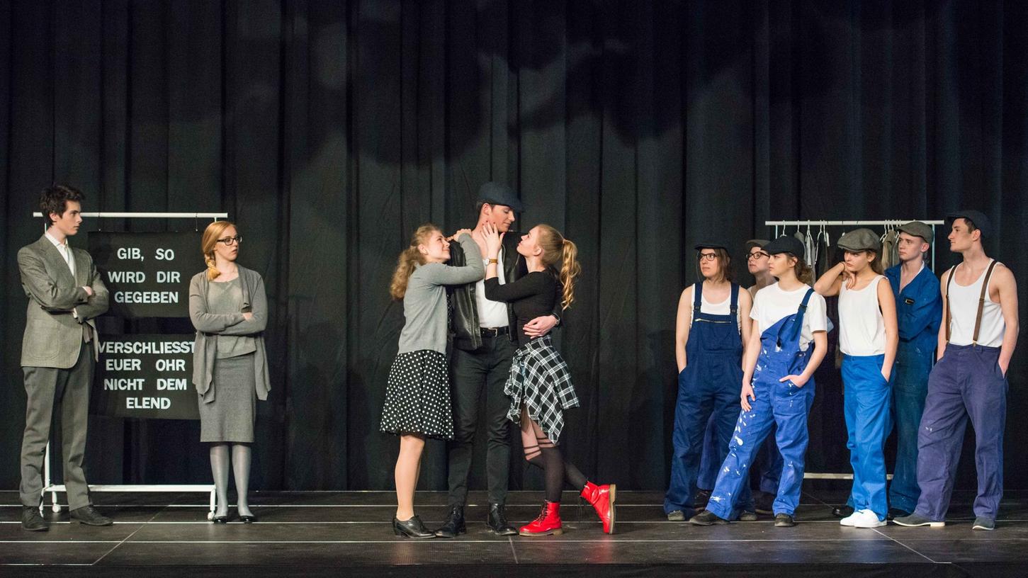 Eine Szene aus der aktuellen Produktion des Oberstufentheaters am Gymnasium Hilpoltstein, der Dreigroschenoper. Brechts wohl bekanntestes Stück will Zuschauer nicht mitfühlen, sondern kritisch beobachten lassen.