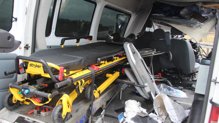 Tödlicher Unfall auf der A93: Krankentransporter prallt in Laster