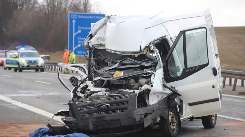 Tödlicher Unfall auf der A93: Krankentransporter prallt in Laster