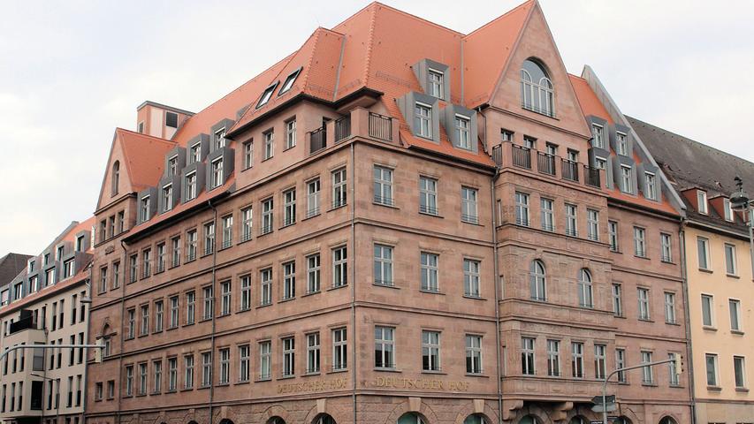 Das stattliche Gebäude wurde nach Plänen des Architekten und Nürnberger Stadtrates Hans Müller 1912/13 als Klubhaus mit Veranstaltungssaal für den Verein "Lehrerheim" errichtet. Zur Finanzierung stimmte der Verein zunächst widerwillig einer Nebennutzung als "Hospiz" (Hotel) zu. Später avancierte das Haus zu einer der besten Adressen am Platz. Seit 1927 residierte der "Führer" regelmäßig im "Deutschen Hof", der 1936 an die NSDAP verkauft wurde. Im Krieg wurden die zugehörigen "Lessingsäle" stark beschädigt, das Hotel am Frauentorgraben verlor den Dachstuhl und sein oberstes Geschoss.