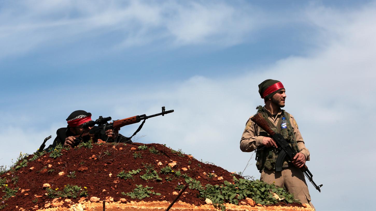 Kämpfer der mit der Türkei verbündeten Freien Syrischen Armee (FSA) schießen bei Afrin im Norden Syriens. Türkische Soldaten und ihre Verbündeten rückten bei ihrer Offensive weiter auf die von der Kurdenmiliz YPG kontrollierte Stadt Afrin vor.