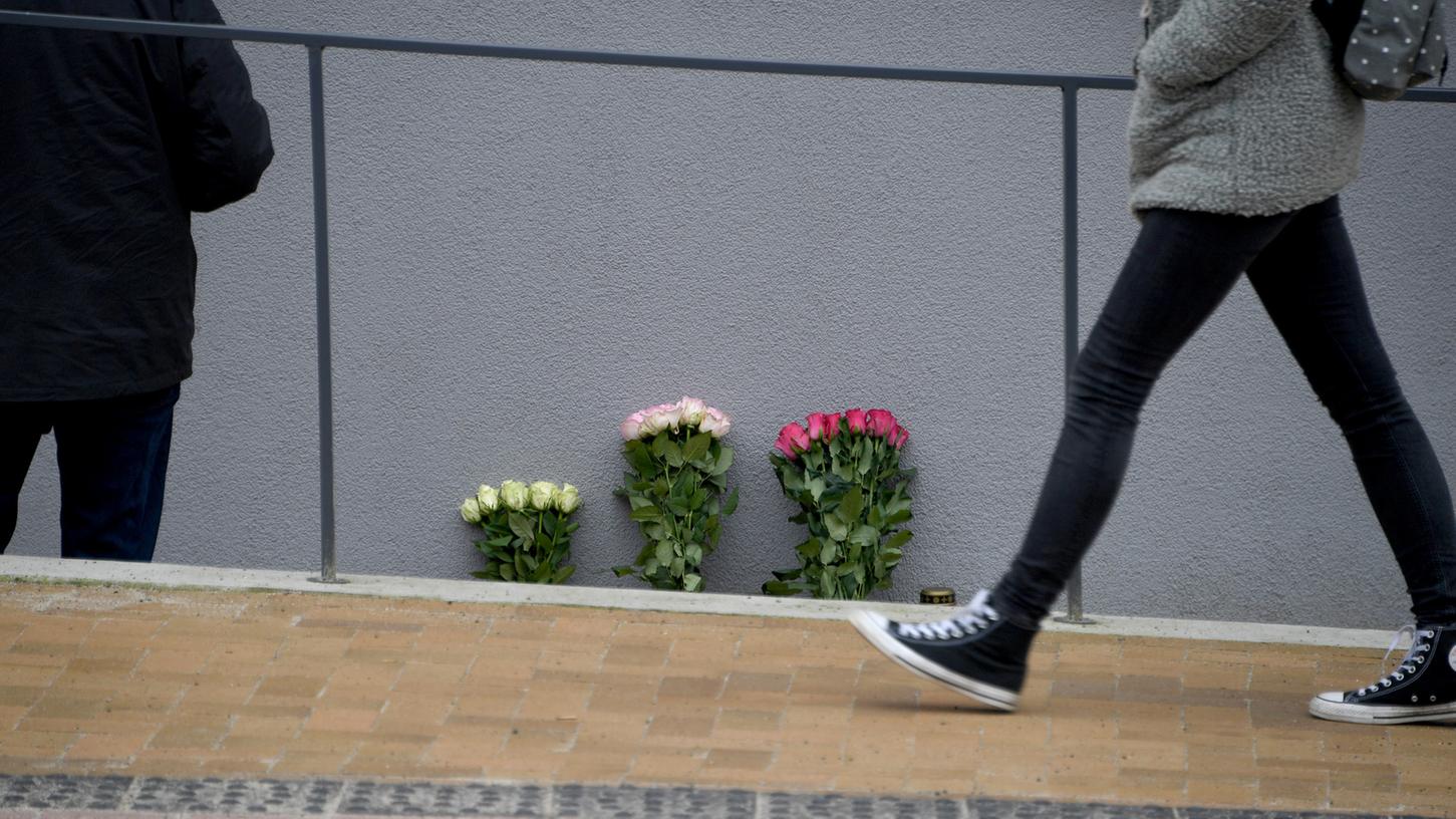 Die 17-Jährige wurde in einem Mehrfamilienhaus erstochen, vor dem Trauernde Blumen abgelegt haben.