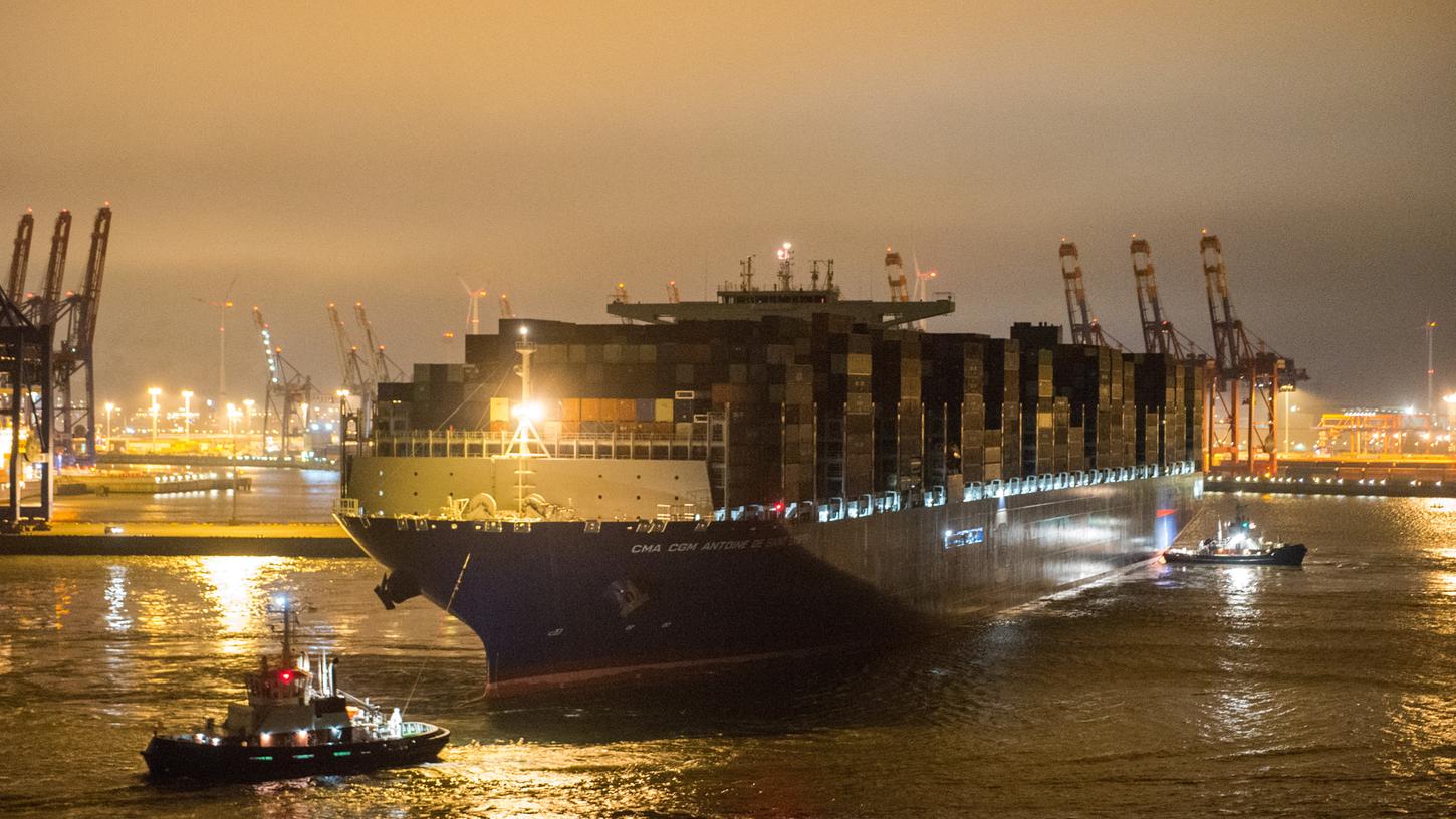 Was für ein Gigant: Die "Antoine de Saint Exupery" lief am Donnerstagmorgen in den Hamburger Hafen ein - sie ist das größte Containerschiff, das jemals hier angelegt hat.