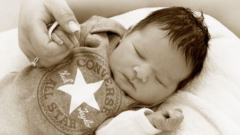 Modisch seit Tag eins - das könnte das Motto von Baby Mikail werden. Der Kleine wurde am 12.03.2018 im St. Theresien-Krankenhaus geboren. Mikail war 53 Zentimeter groß und 3150 Gramm schwer.