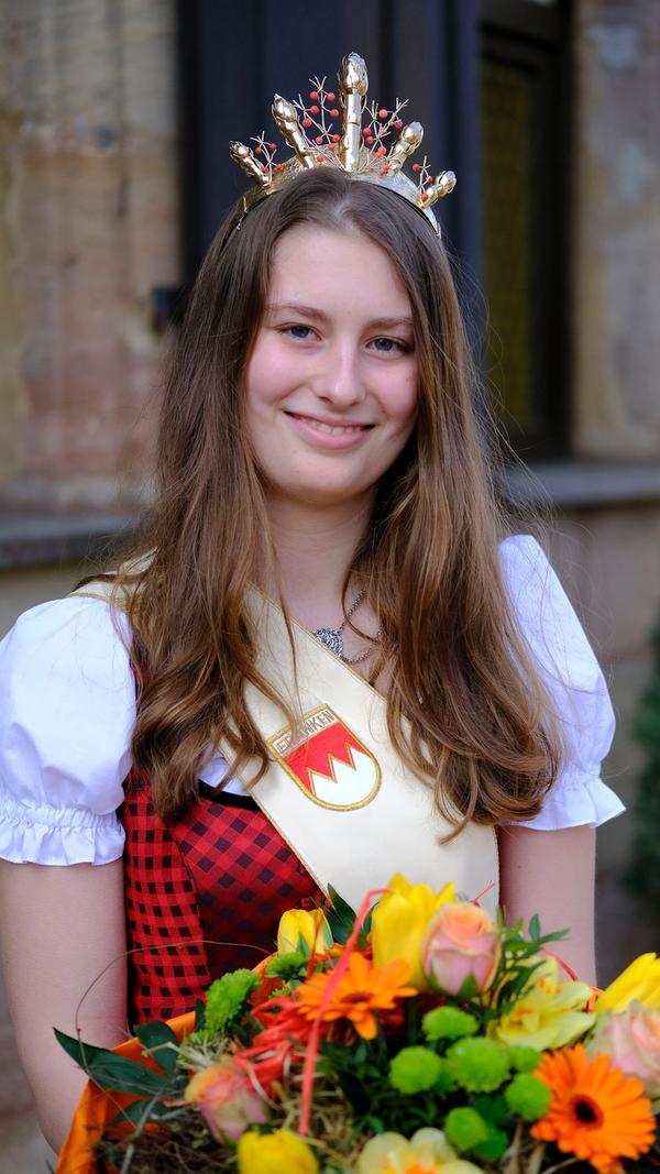 Wegen Corona hält sie ihr Zepter noch immer: Seit ihrer Krönung am 15. März 2018 in Nürnberg ist Theresa Bub die Fränkische Spargelkönigin. Sie stammt aus Kammerstein/Oberreichenbach. Mit Spargel kam sie schon früh in Berührung: Auf dem elterlichen Betrieb im Landkreis Roth wird unter anderem Bleichspargel und Grünspargel angebaut.