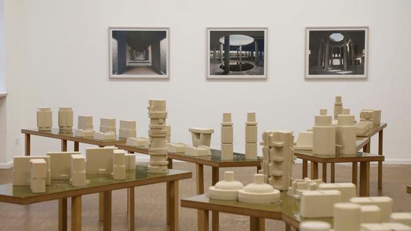 Das war der letzte Streich: Ende 2017 organisierte der ehrenamtliche Komm-Bildungsbereich noch die Ausstellung "Sand: Rohstoff. Lebensmittel. Mangelware". Im März 2018 folgte dann die traurige Nachricht, dass sich die Gruppe nach 33 Jahren auflöst. Unter anderem mangelnde Unterstützung seitens des Hauses und der Stadt sowie zunehmend erschwerte Rahmenbedingungen waren die Gründe.