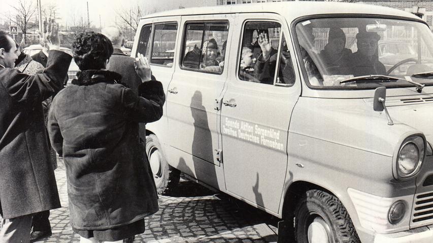 Auf geht's zur ersten Fahrt: die Kinder winken fröhlich aus ihrem Bus. Hier geht es zum Kalenderblatt vom 18. März 1968: "Sicher in die Schule"