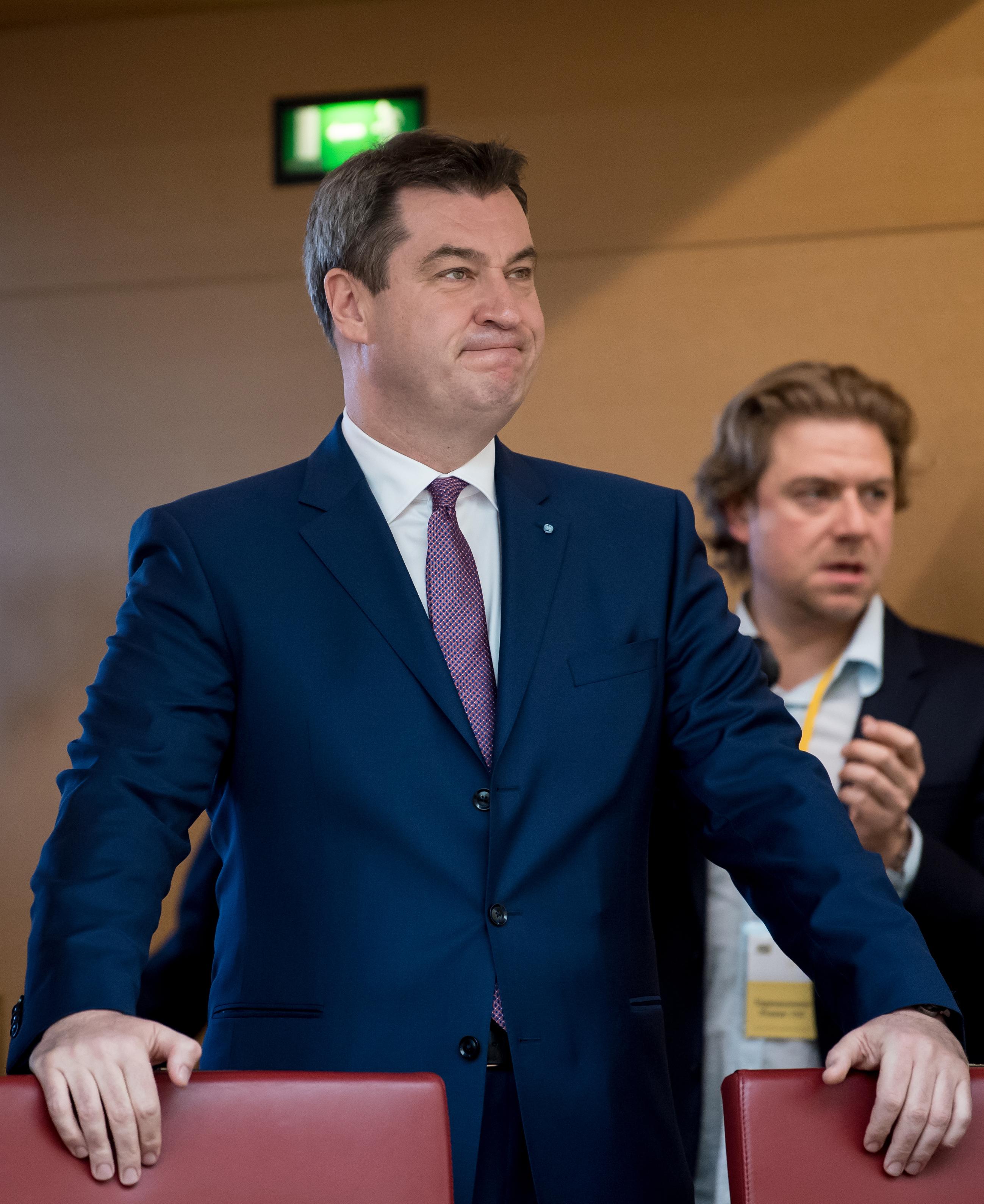 Seit dem 16. März 2018 ist Markus Söder der Nachfolger von Horst Seehofer. Insgesamt erhielt er 99 von 169 Stimmen, trotzdem schallte es nicht aus allen Lagern Beifall. Söder ist einer, der polarisiert wie kein Zweiter. Mit seiner Wahl zum bayerischen Ministerpräsidenten begann im Freistaat "eine neue Ära", wie sein Vorgänger Horst Seehofer erklärte. Am 8. Oktober 2023 war Landtagswahl in Bayern. CSU und Freie Wähler wollen weiter gemeinsam regieren. Spätestens am 30. Oktober tritt der neu gewählte Landtag erstmals zusammen. Innerhalb von einer Woche muss er dann einen Ministerpräsidenten wählen.