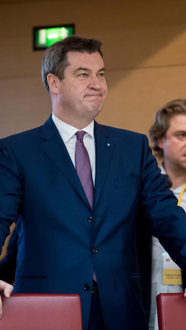 Seit dem 16. März 2018 ist Markus Söder der Nachfolger von Horst Seehofer. Insgesamt erhielt er 99 von 169 Stimmen, trotzdem schallte es nicht aus allen Lagern Beifall. Söder ist einer, der polarisiert wie kein Zweiter. Mit seiner Wahl zum bayerischen Ministerpräsidenten begann im Freistaat "eine neue Ära", wie sein Vorgänger Horst Seehofer erklärte. Am 8. Oktober 2023 war Landtagswahl in Bayern. CSU und Freie Wähler wollen weiter gemeinsam regieren. Spätestens am 30. Oktober tritt der neu gewählte Landtag erstmals zusammen. Innerhalb von einer Woche muss er dann einen Ministerpräsidenten wählen.