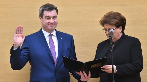 Dann ist Markus Söder neuer bayerischer Ministerpräsident. Der Landtag wählt den 55-Jährigen in München zum Nachfolger von Horst Seehofer, der als Bundesinnenminister nach Berlin gewechselt ist. Söder erhält 99 der abgegebenen 169 Stimmen.
