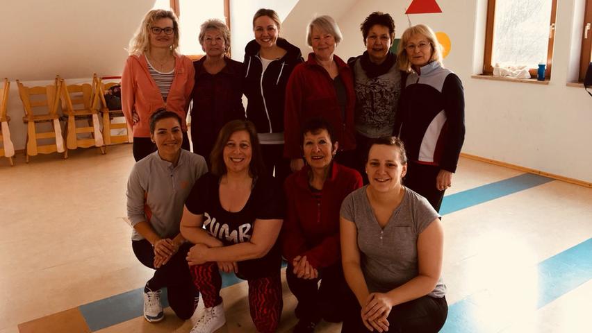 Der VfL Treuchtlingen veranstaltete am 3. und 10. März unter der Leitung von Sabine Enns einen Zumba-Workshop. Viele Interessentinnen unterschiedlichen Alters fanden sich im Sportheim Graben ein. Bei tollen Rhythmen schwitzten die Teilnehmerinnen und hatten sehr viel Spaß. Seit zwei Jahren macht Sabine Enns Zumba mit Leidenschaft. Dabei steht für sie immer der Spaß im Vordergrund. Unter dem Motto „Bewegung – Spaß – Musik“ reißt die Zumba-Begeisterte alle mit – egal ob Groß, ob Klein oder Dick oder Dünn – es gibt fast keine Grenzen. Lediglich mindestens 14 Jahre alt sollten die Teilnehmerinnen und Teilnehmer bei Sabine Enns sein. Der VfL Treuchtlingen startet mit seinem Zumba-Angebot nach den Osterferien am Dienstag, 10. April in der Sporthalle der Senefelder-Schule Treuchtlingen. Zehn Termine finden immer dienstags von 19 bis 20 Uhr (außer am 1. Mai und in den Ferien) statt. Die Kosten betragen 25 Euro für Mitglieder und 40 Euro für Nichtmitglieder. Anmeldungen und Fragen unter Telefon 0152/26100390 bei Sabine Enns. Der VfL Treuchtlingen veranstaltete am 3. und 10. März unter der Leitung von Sabine Enns einen Zumba-Workshop. Viele Interessentinnen unterschiedlichen Alters fanden sich im Sportheim Graben ein. Bei tollen Rhythmen schwitzten die Teilnehmerinnen und hatten sehr viel Spaß. Seit zwei Jahren macht Sabine Enns Zumba mit Leidenschaft. Dabei steht für sie immer der Spaß im Vordergrund. Unter dem Motto „Bewegung – Spaß – Musik“ reißt die Zumba-Begeisterte alle mit – egal ob Groß, ob Klein oder Dick oder Dünn – es gibt fast keine Grenzen. Lediglich mindestens 14 Jahre alt sollten die Teilnehmerinnen und Teilnehmer bei Sabine Enns sein. Der VfL Treuchtlingen startet mit seinem Zumba-Angebot nach den Osterferien am Dienstag, 10. April in der Sporthalle der Senefelder-Schule Treuchtlingen. Zehn Termine finden immer dienstags von 19 bis 20 Uhr (außer am 1. Mai und in den Ferien) statt. Die Kosten betragen 25 Euro für Mitglieder und 40 Euro für Nichtmitglieder. Anmeldungen und Fragen unter Telefon 0152/26100390 bei Sabine Enns.