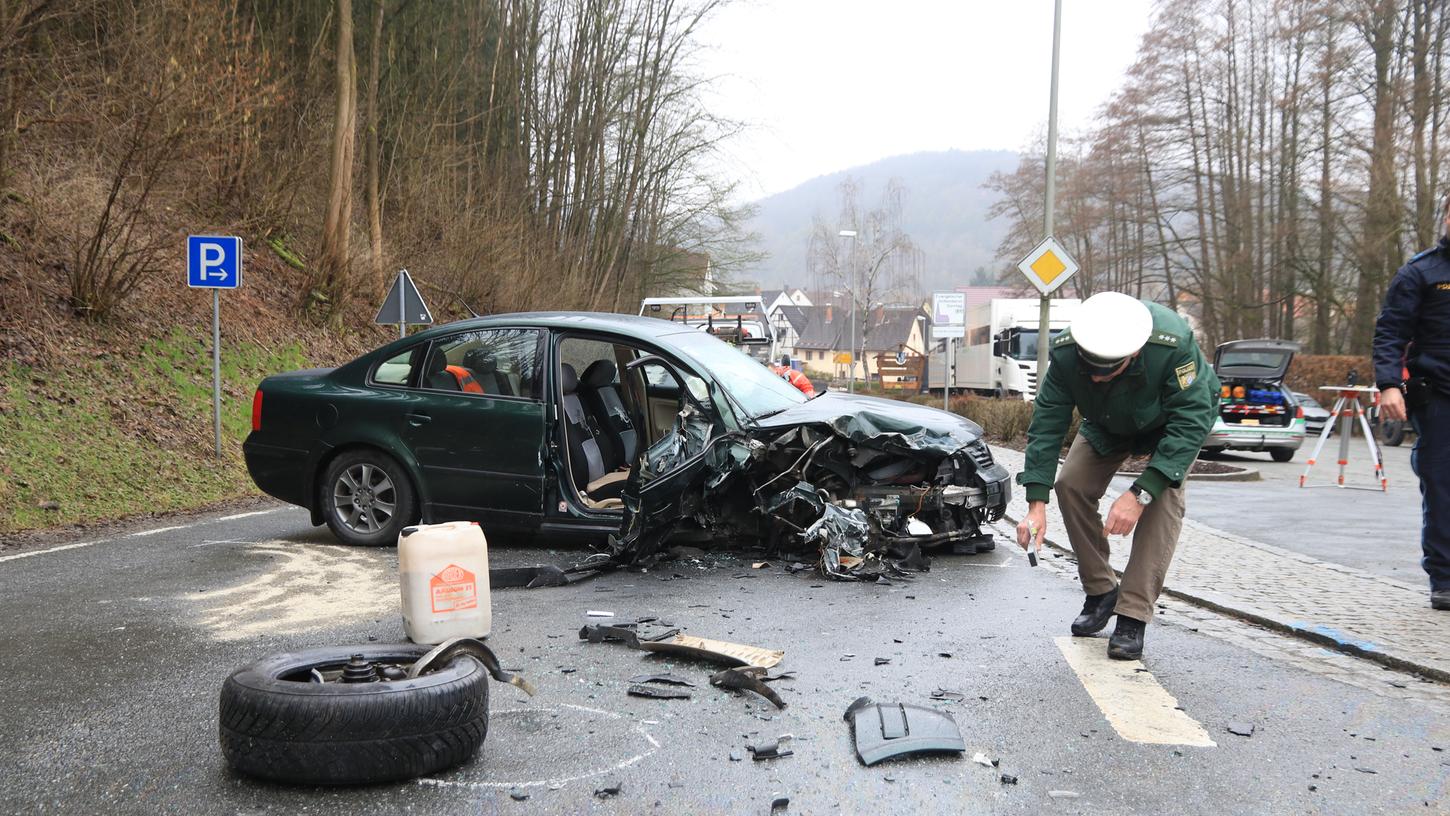 Lkw kracht in Auto: Schwerer Unfall in Kasendorf