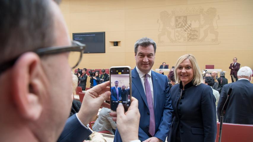 Diesen historischen Moment lässt sich die ehemalige bayerische Justizministerin Beate Merk (CSU) nicht entgehen und schnappt sich den zukünftigen Ministerpräsidenten für ein Foto.