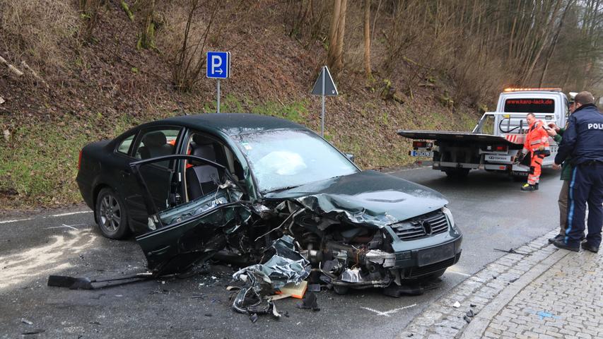 Beifahrerin schwer verletzt: Zusammenstoß in Kasendorf