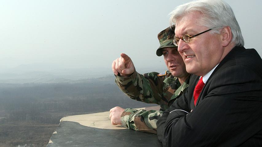 Geteiltes Land: Frank-Walter Steinmeier in Begleitung eines amerikanischen Soldaten an der Grenze zwischen Süd- und Nordkorea.