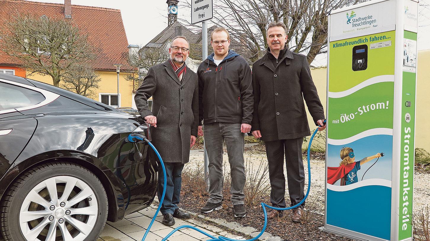 Bürgermeister Werner Baum, Autostromkunde Toni Dittmann und Stadtwerke-Chef Max Filser (von links) beim Aufladen von Dittmanns Tesla an der „Stromzapfsäule“ in der Treuchtlinger Fischergasse. Bürgermeister Werner Baum, Autostromkunde Toni Dittmann und Stadtwerke-Chef Max Filser (von links) beim Aufladen von Dittmanns Tesla an der „Stromzapfsäule“ in der Treuchtlinger Fischergasse.